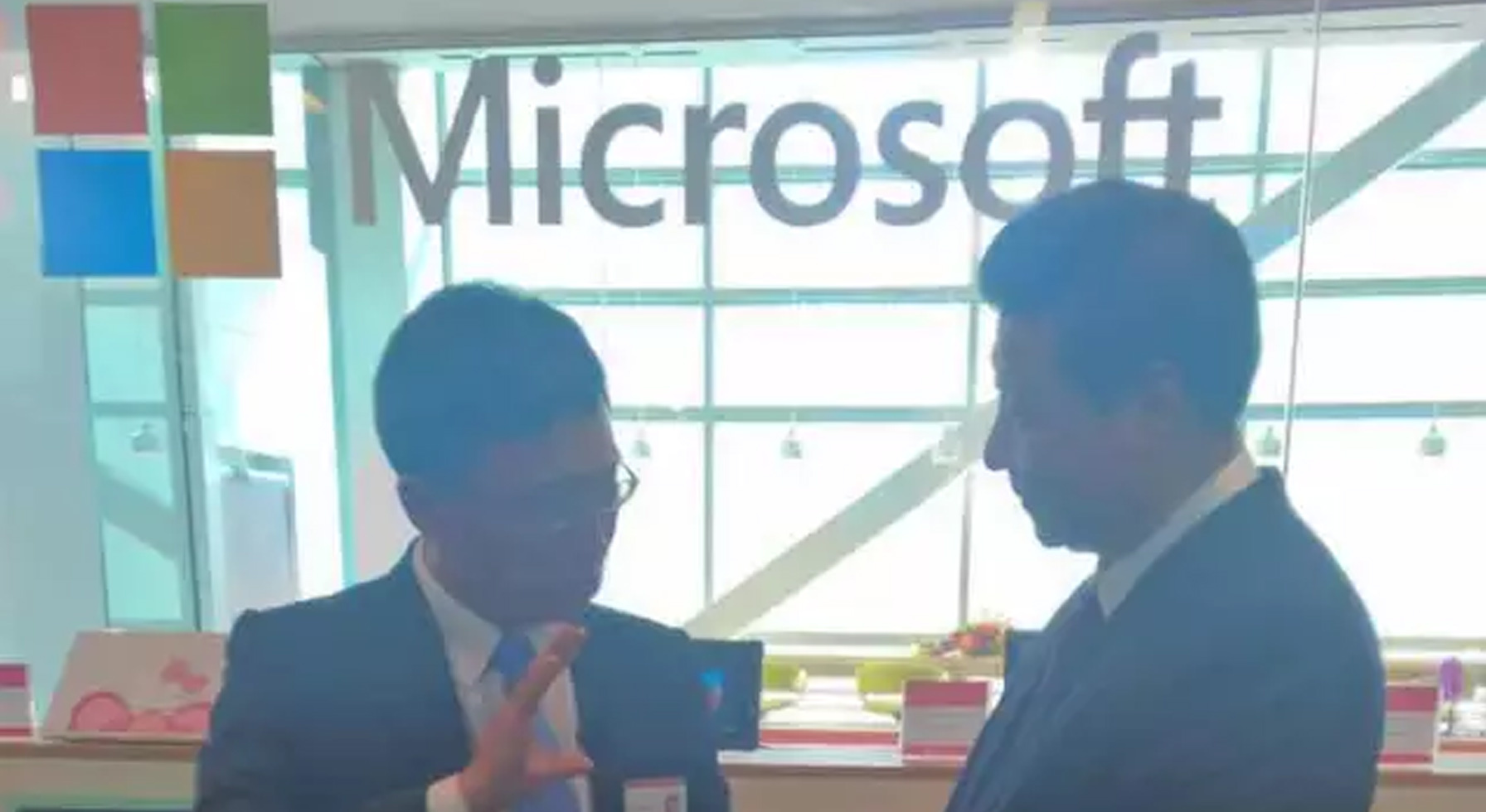 Visitando a sede da Microsoft nos Estados Unidos, promovendo produtos inteligentes Sixunited